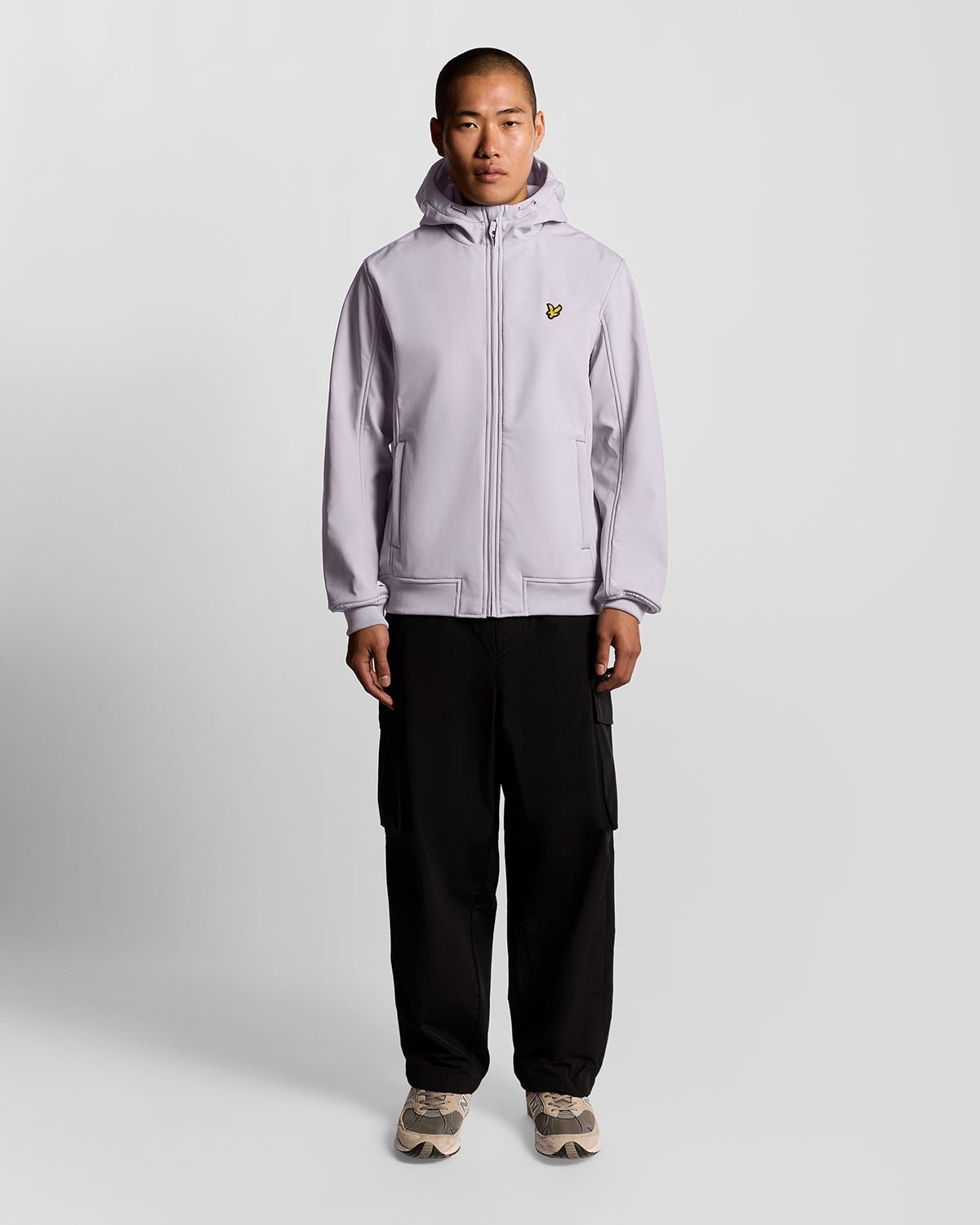 Hombre con chaqueta softshell con forro polar en color lila ceniza
