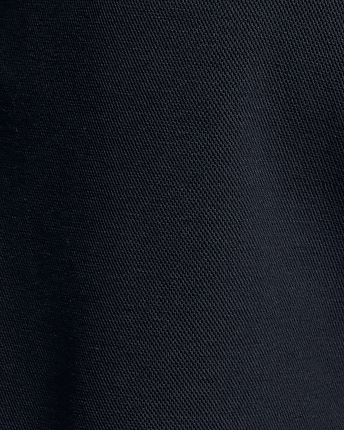 Homme portant un short de survêtement en coton mélangé, bleu marine foncé