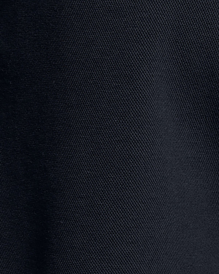 Homme portant un short de survêtement en coton mélangé, bleu marine foncé
