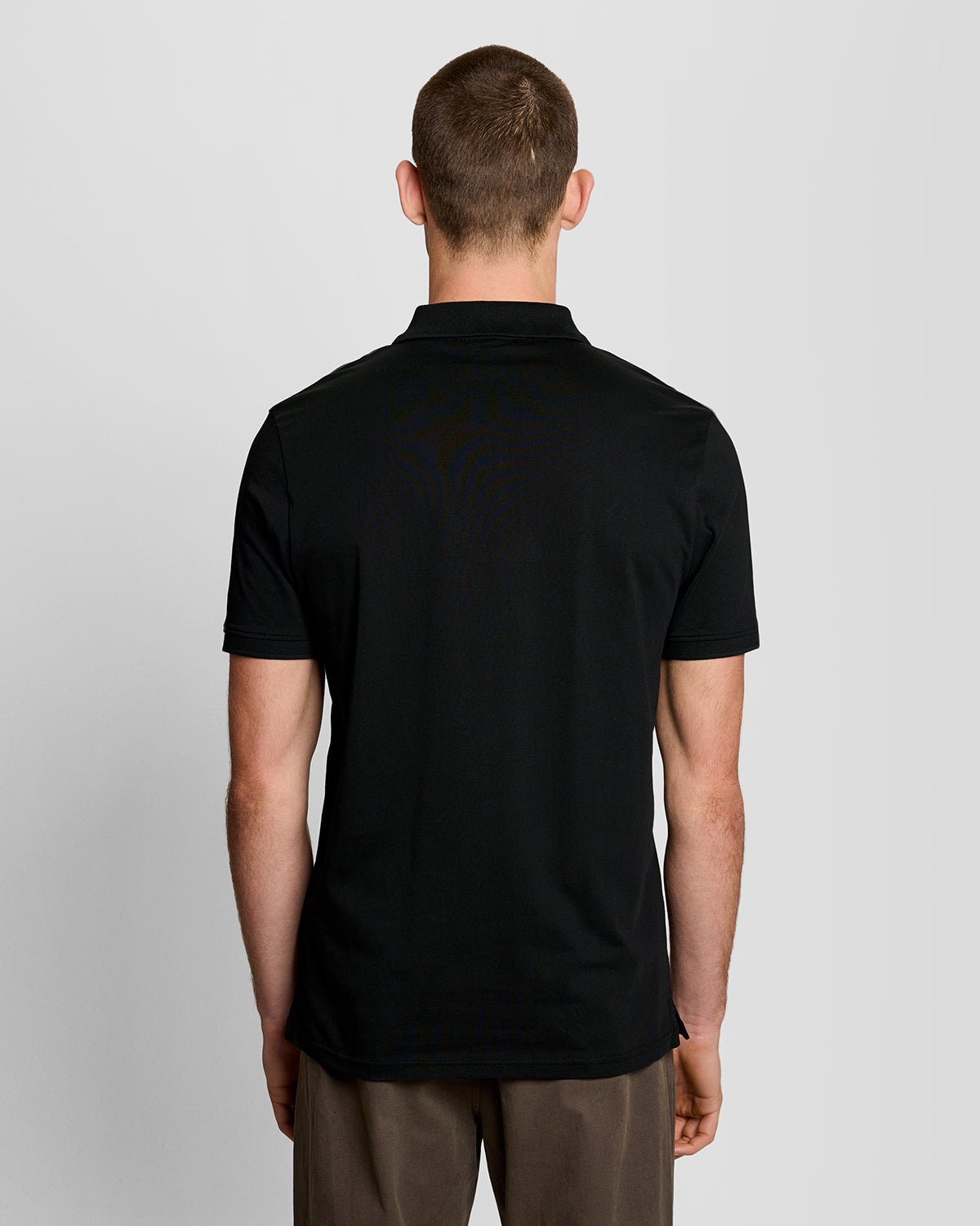 Uomo con polo in jersey di cotone nero corvino
