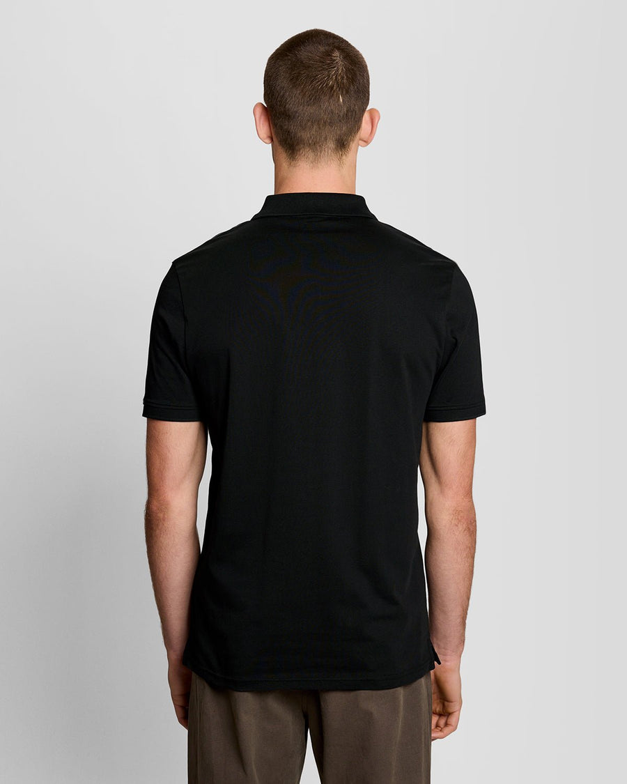 Uomo con polo in jersey di cotone nero corvino