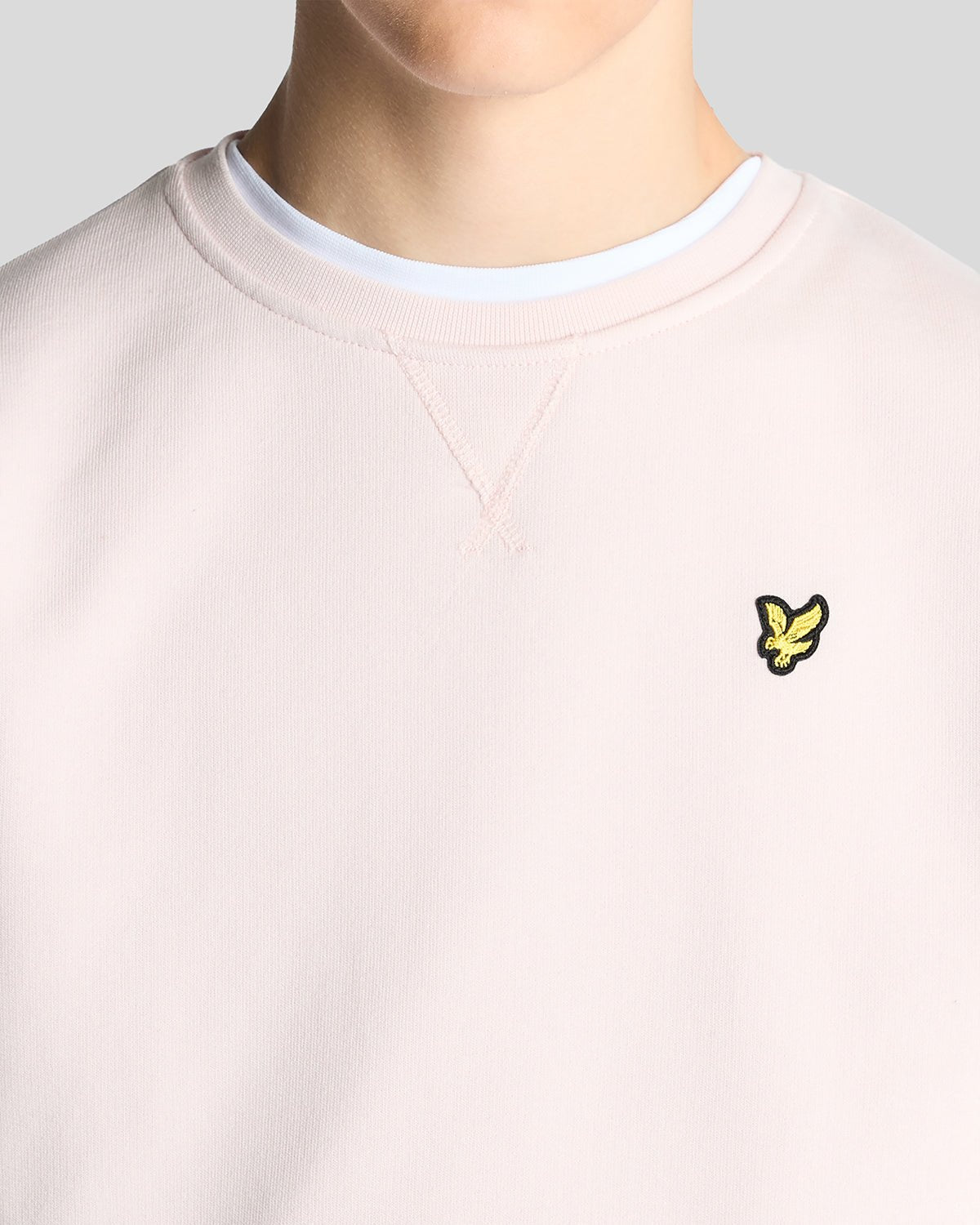 Uomo con felpa girocollo in cotone rosa chiaro