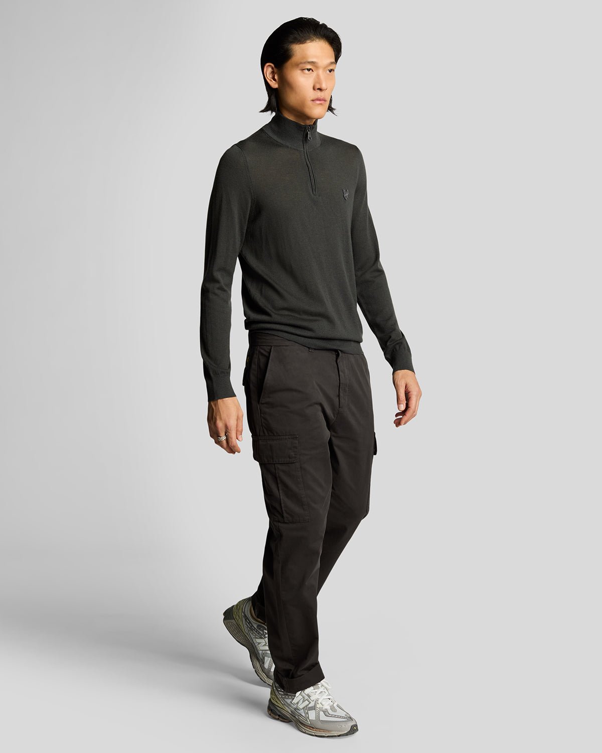 Homme portant un pantalon à poches cargo couleur gris métallisé