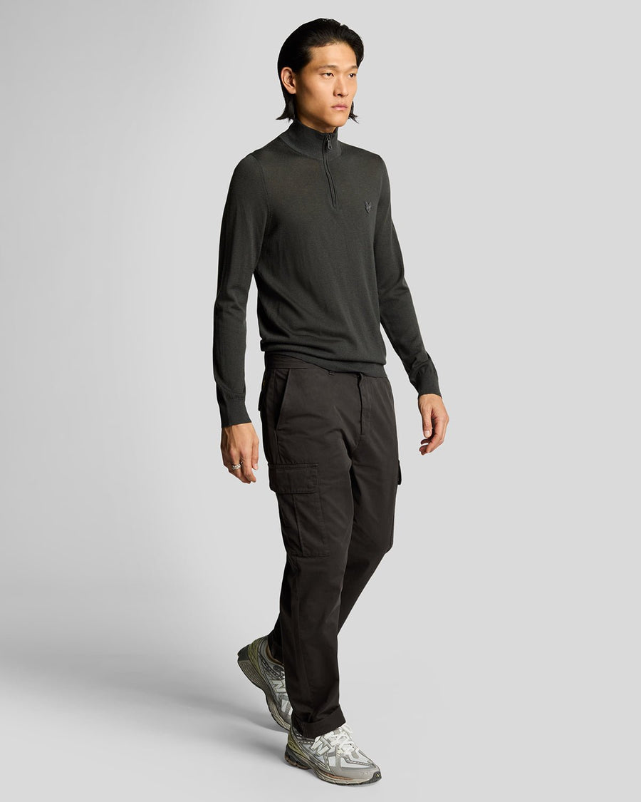 Homme portant un pantalon à poches cargo couleur gris métallisé