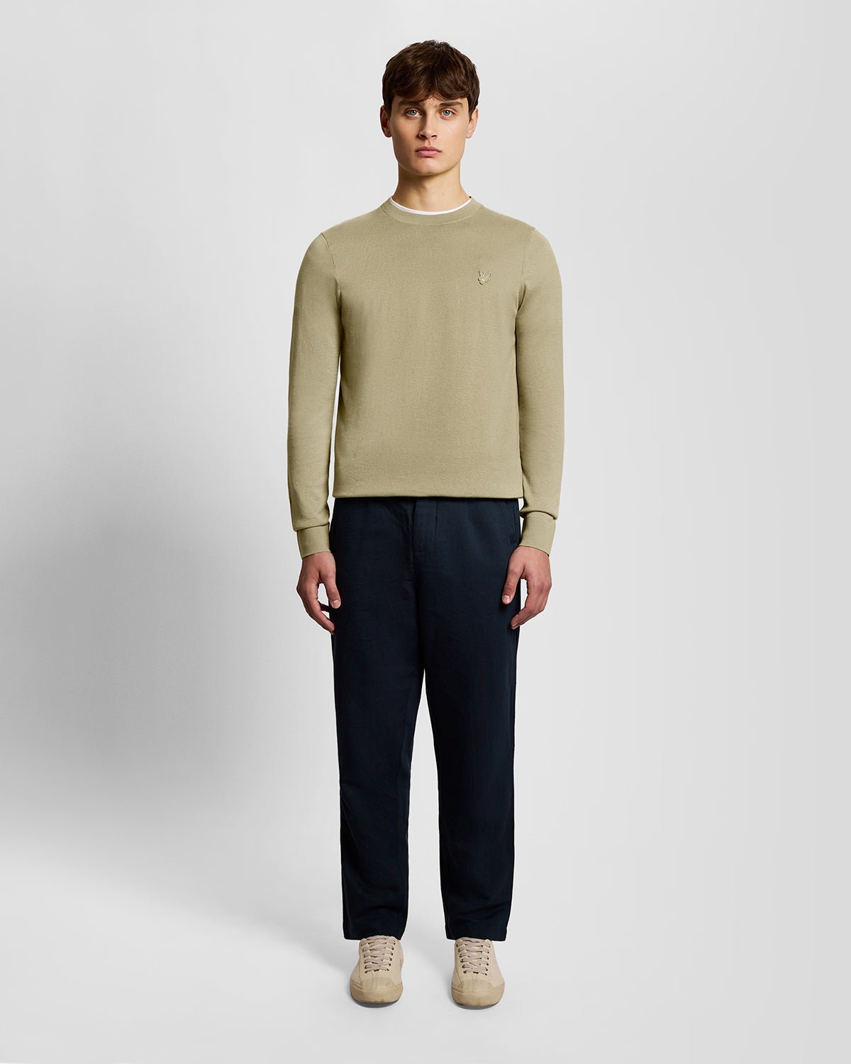 Homme portant un pull à col rond en coton ultra-fin de la marque Sage Uniform