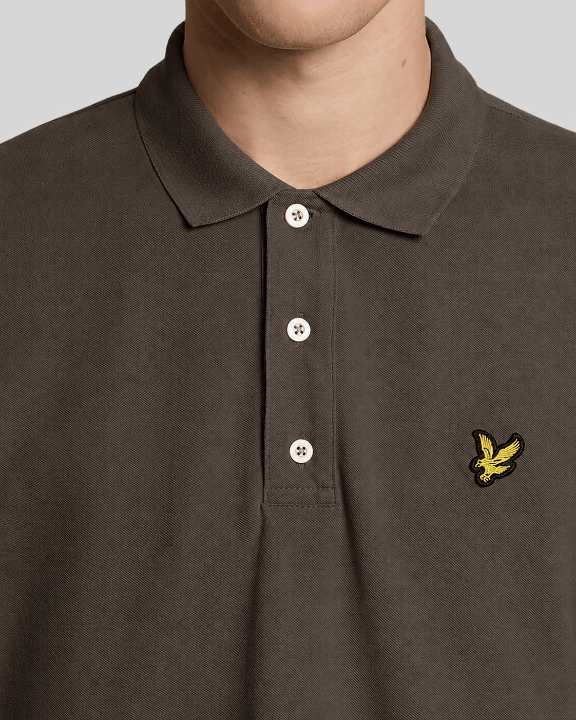 Homme portant un polo en coton épais, noir mat