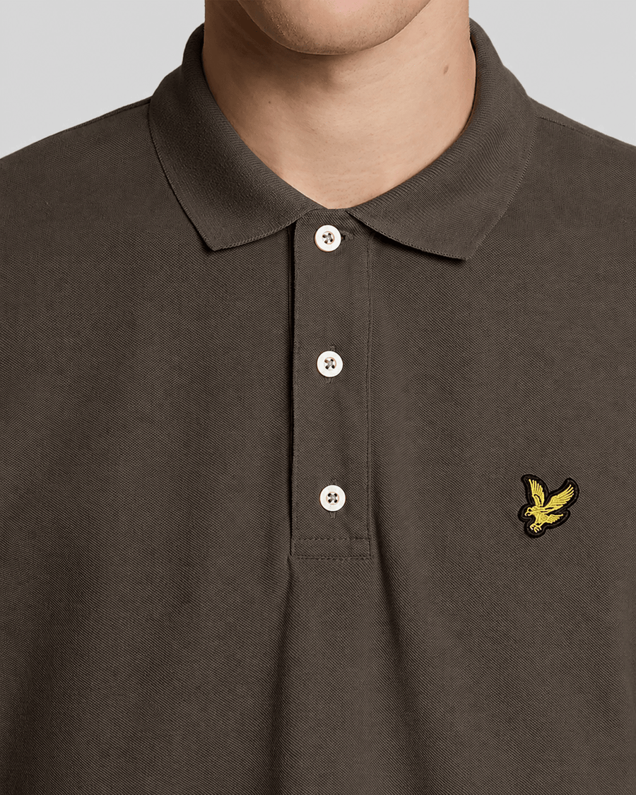 Homme portant un polo en coton épais, noir mat