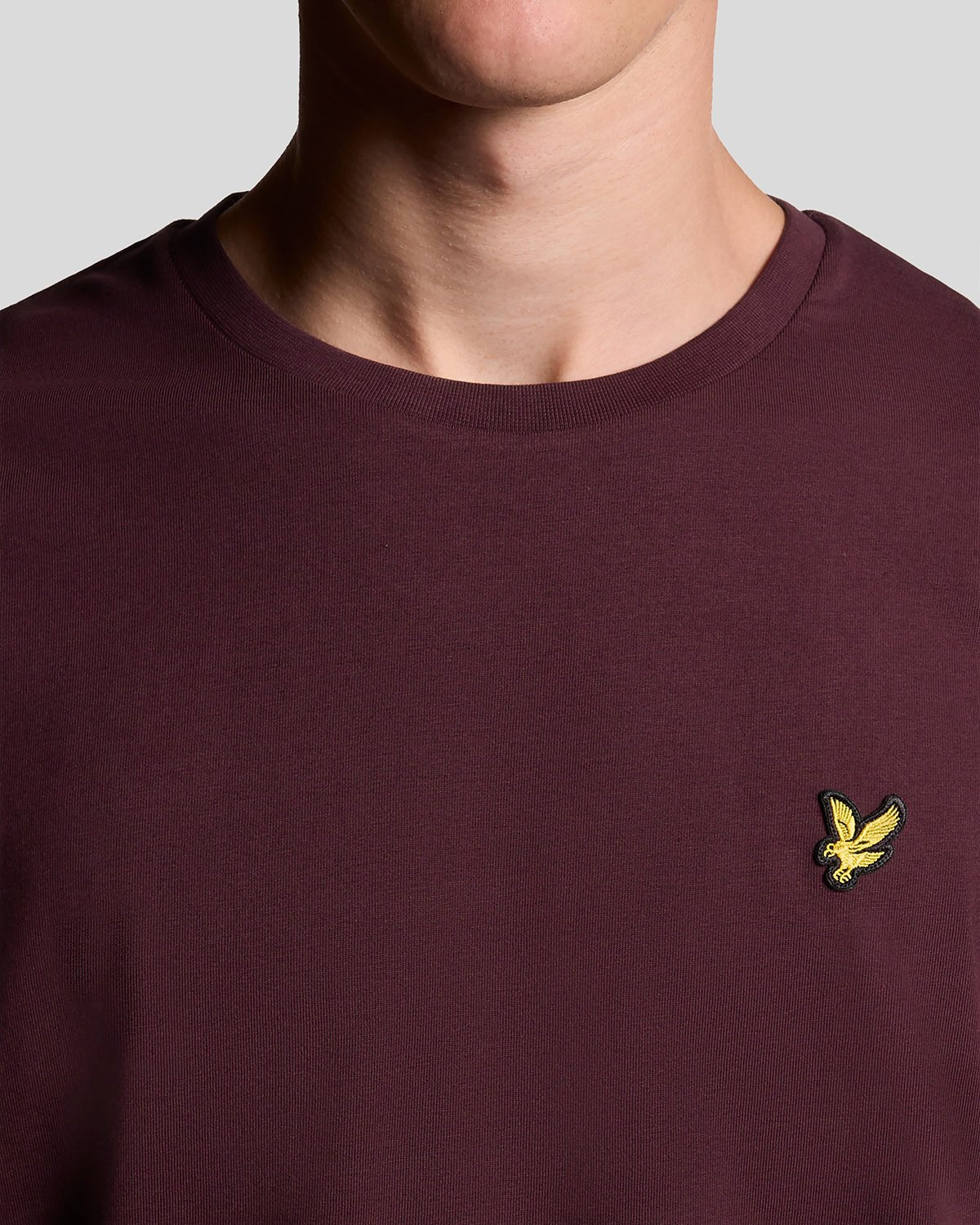 Homme portant un t-shirt à col rond en coton bordeaux