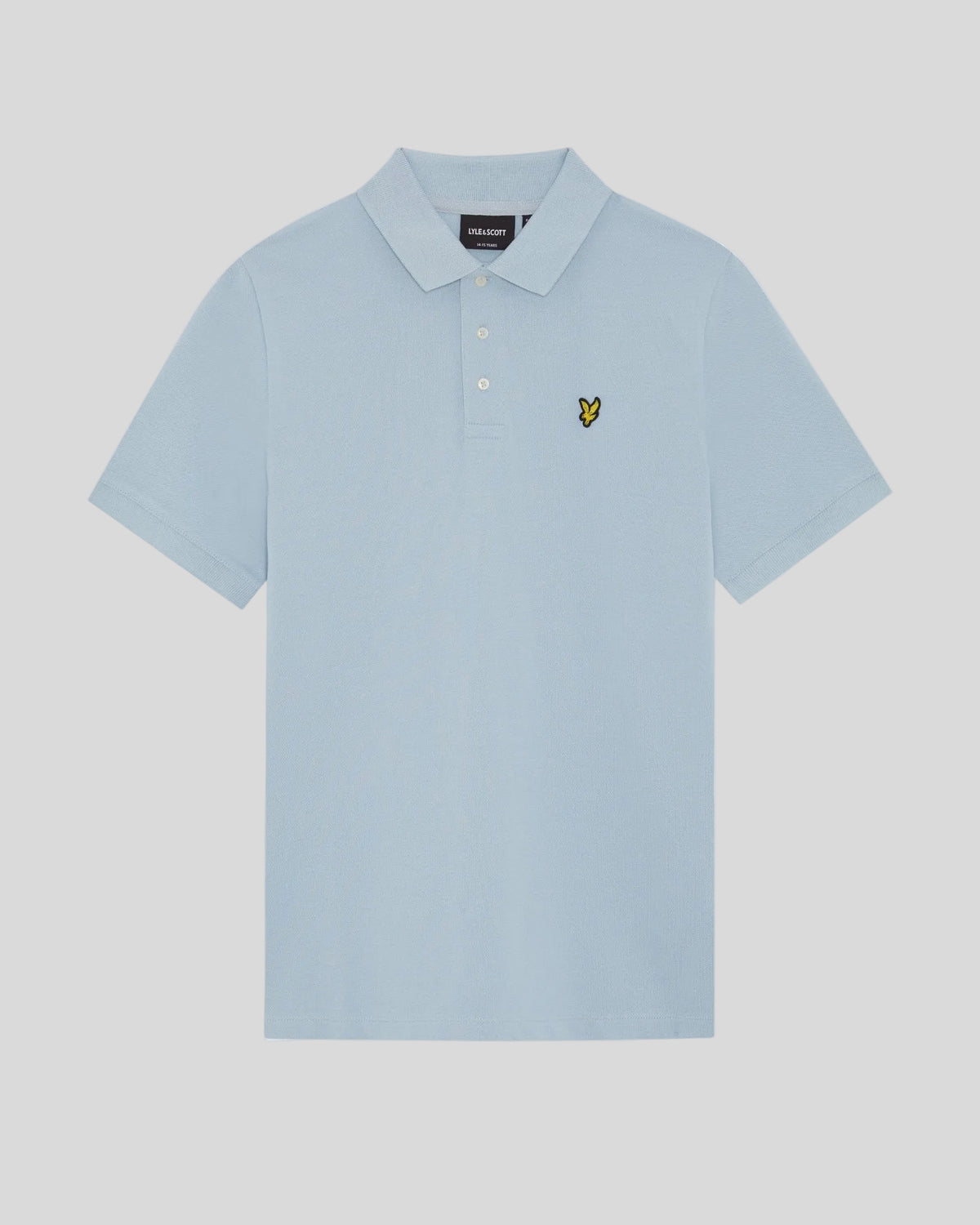 Un homme porte un polo en coton bleu opale
