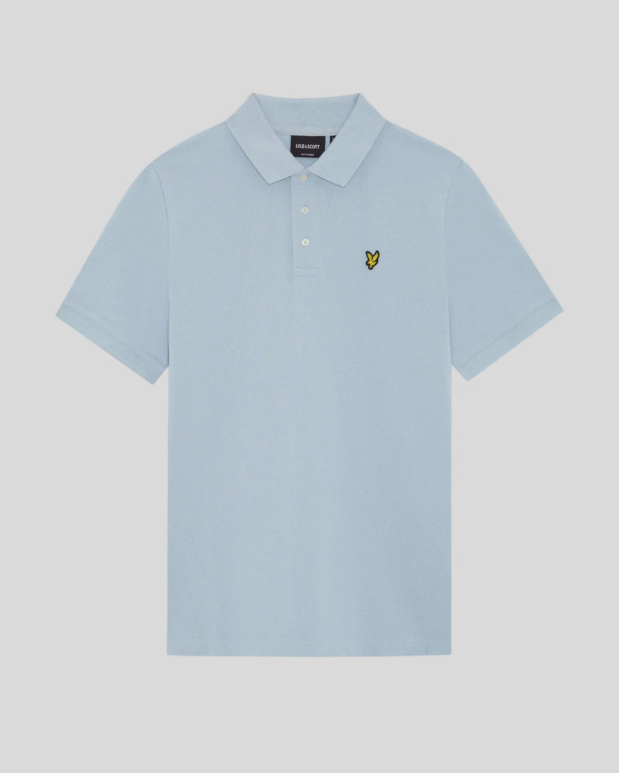 Un homme porte un polo en coton bleu opale