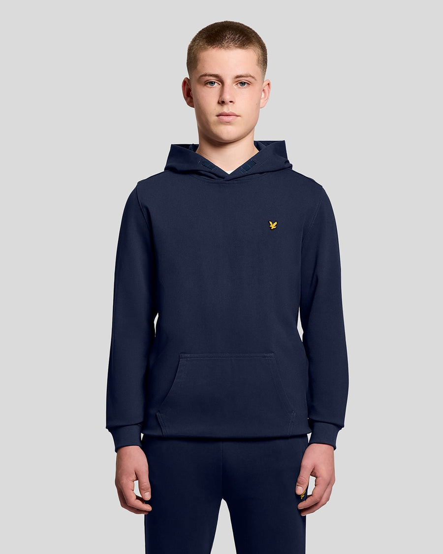 Homme portant un sweat à capuche en molleton Sports Brushback bleu nuit