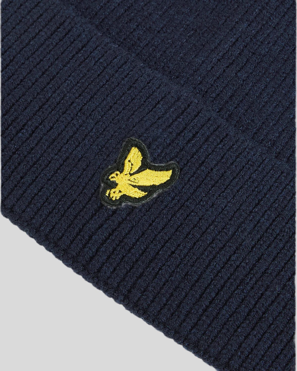Garçon portant un bonnet en tricot bleu marine foncé