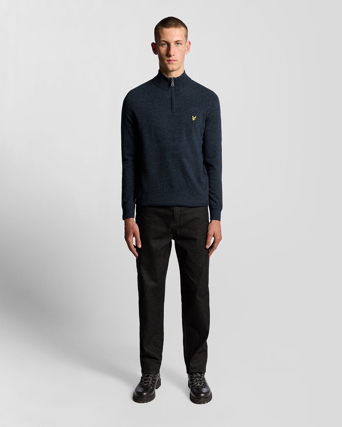 Homme portant un pull à fermeture éclair 1/4 en laine d'agneau mélangée, couleur bleu marine foncé chiné