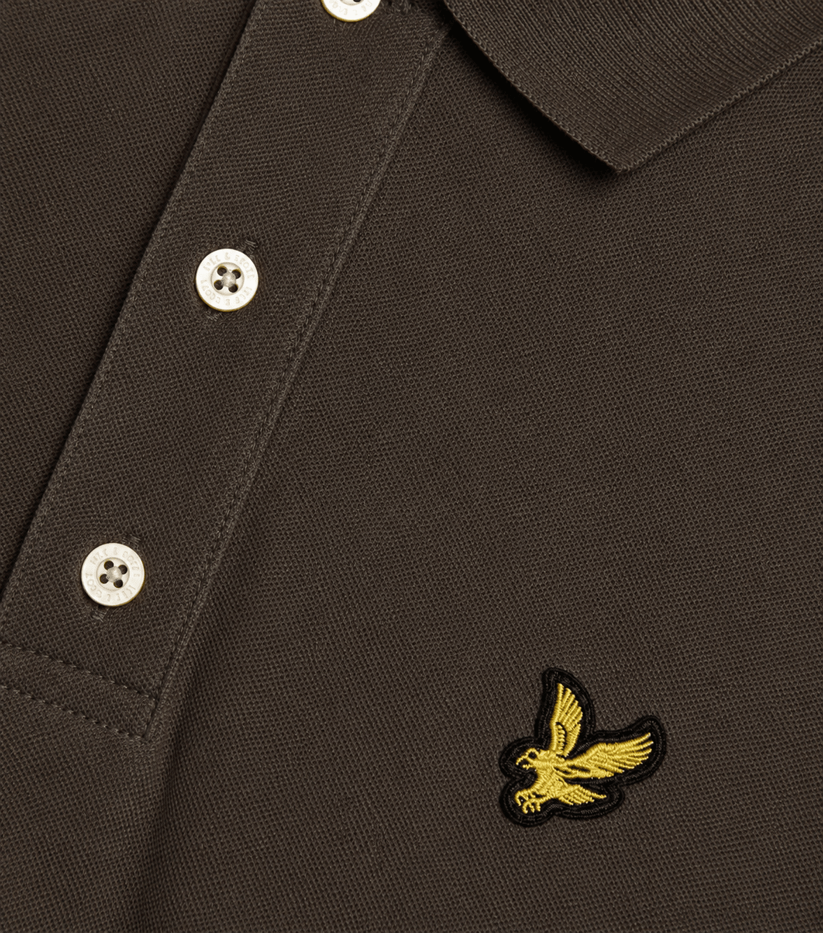 Homme portant un polo en coton épais, noir mat
