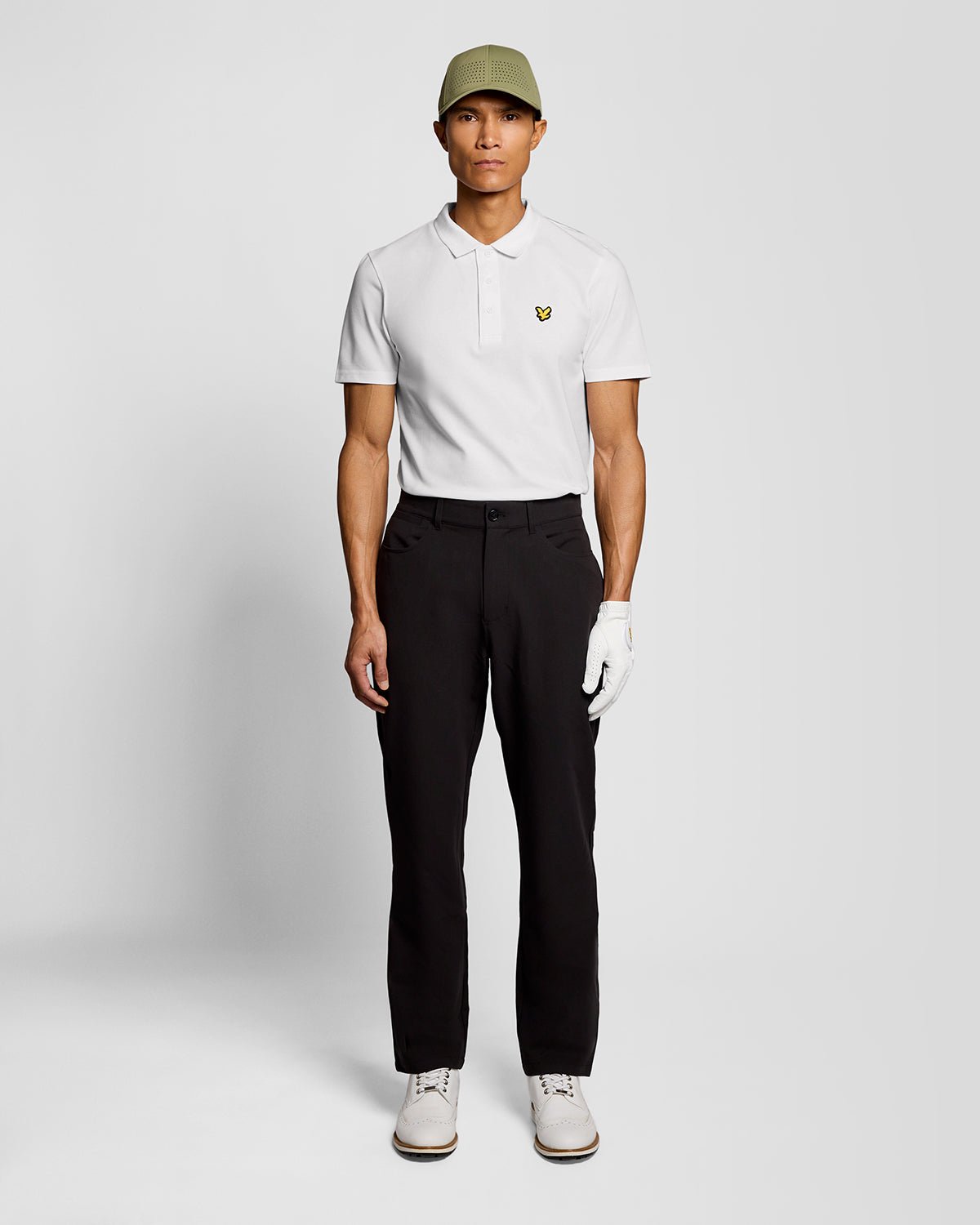 Uomo con polo tecnica bianca