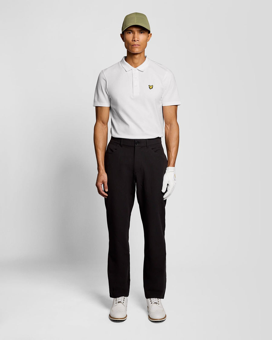 Uomo con polo tecnica bianca