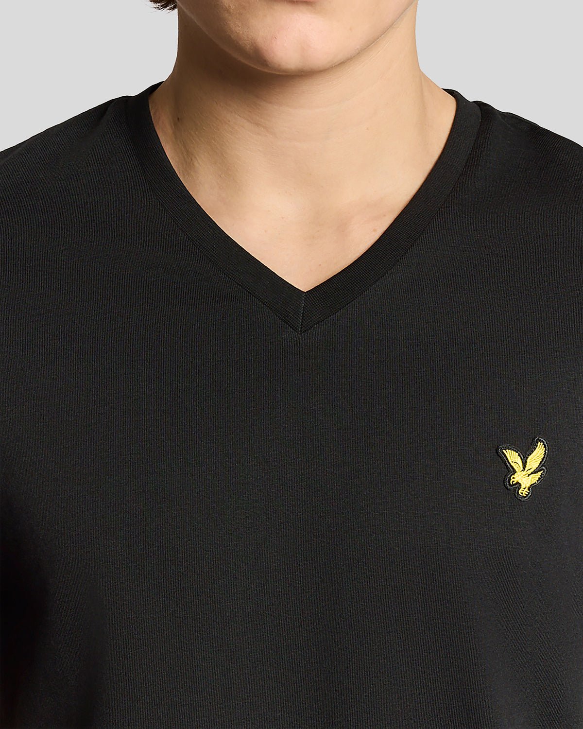 Homme portant un t-shirt en coton à col en V, couleur noir de jais