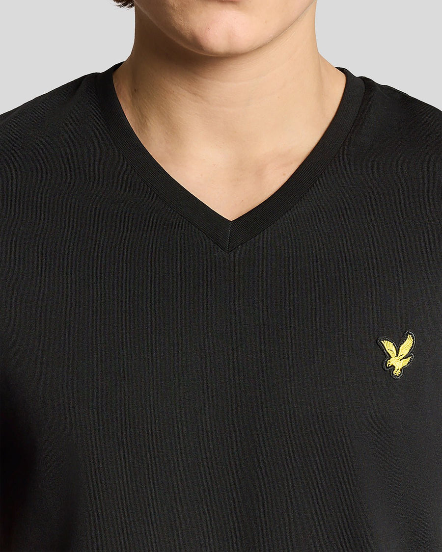 Homme portant un t-shirt en coton à col en V, couleur noir de jais