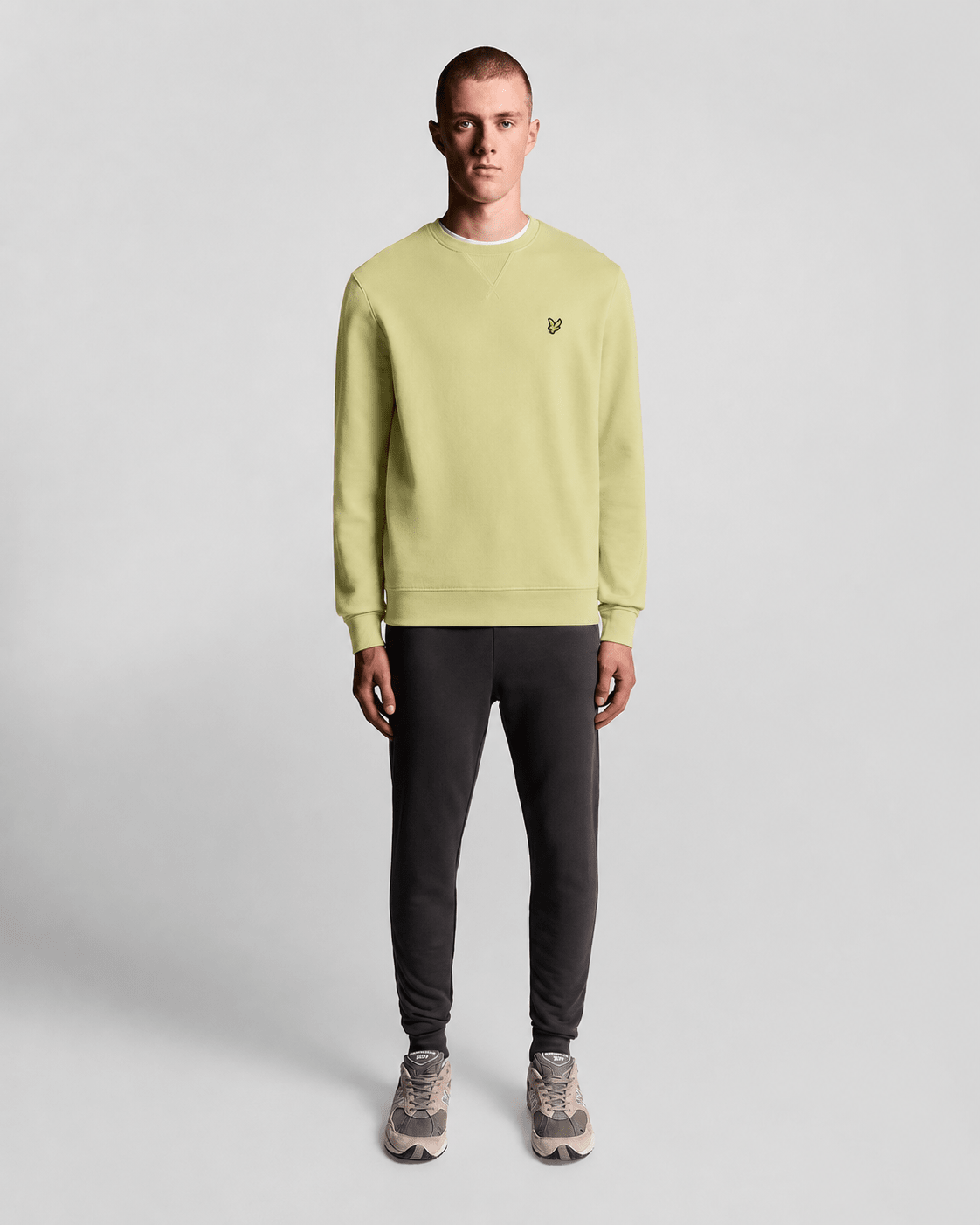 Homme portant un sweat-shirt à col rond en coton, couleur vert herbe