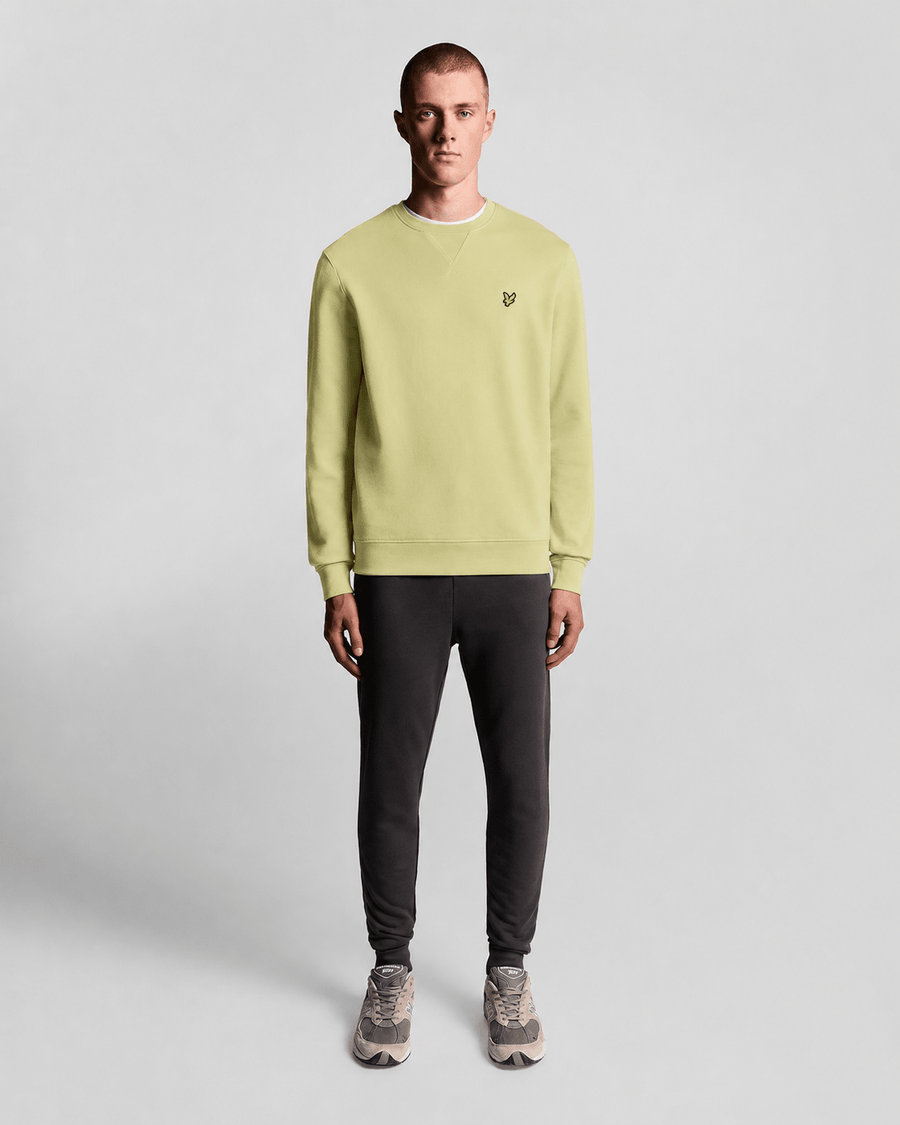 Homme portant un sweat-shirt à col rond en coton, couleur vert herbe