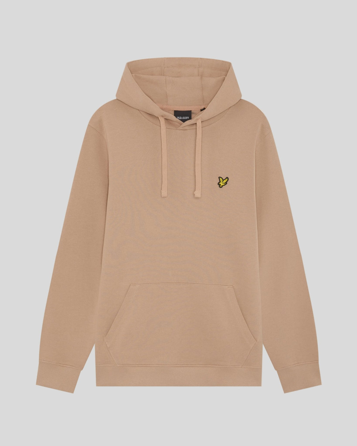 Un homme porte un sweat à capuche en coton Loopback, couleur Barley