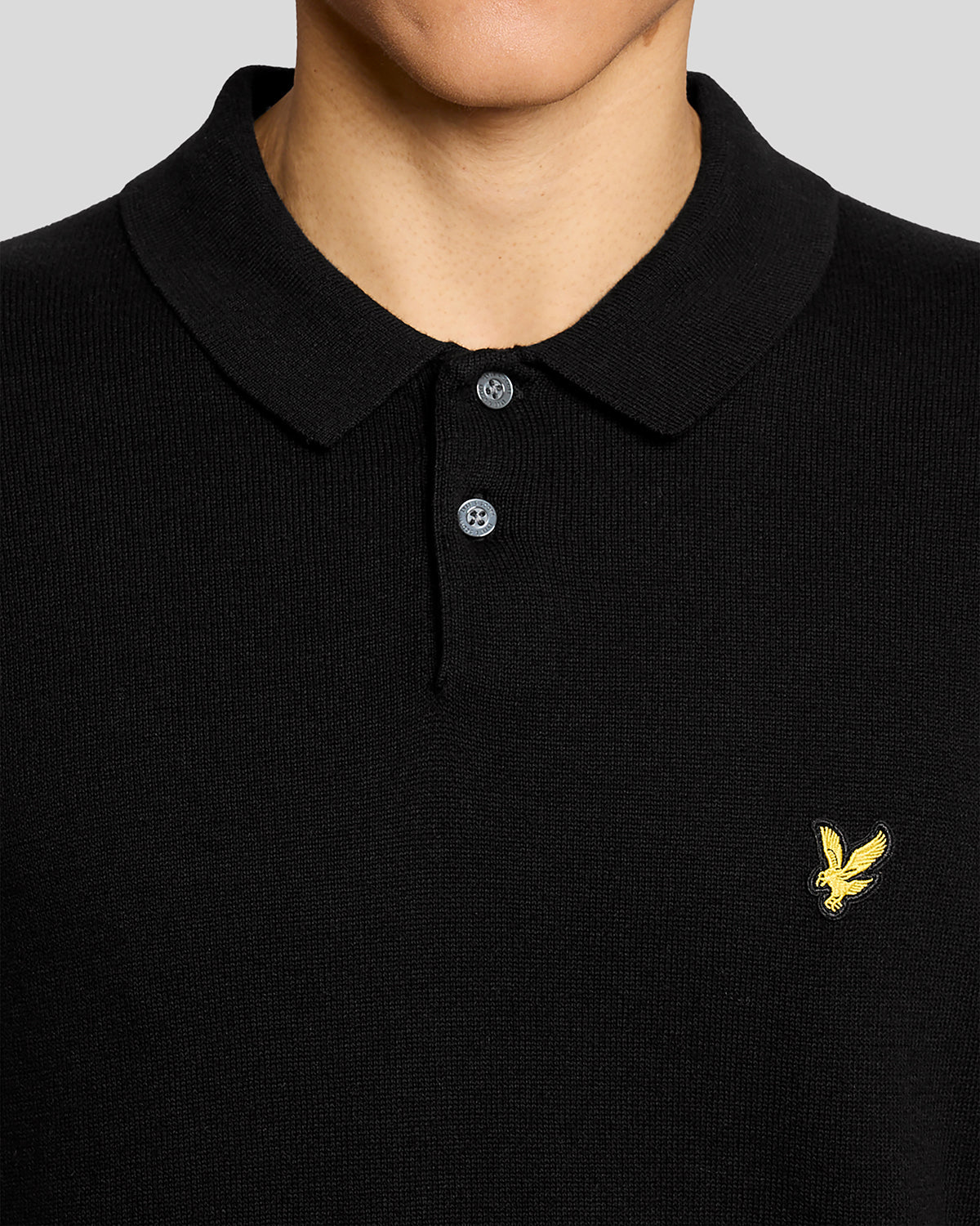 Uomo con polo in maglia di cotone color nero corvino