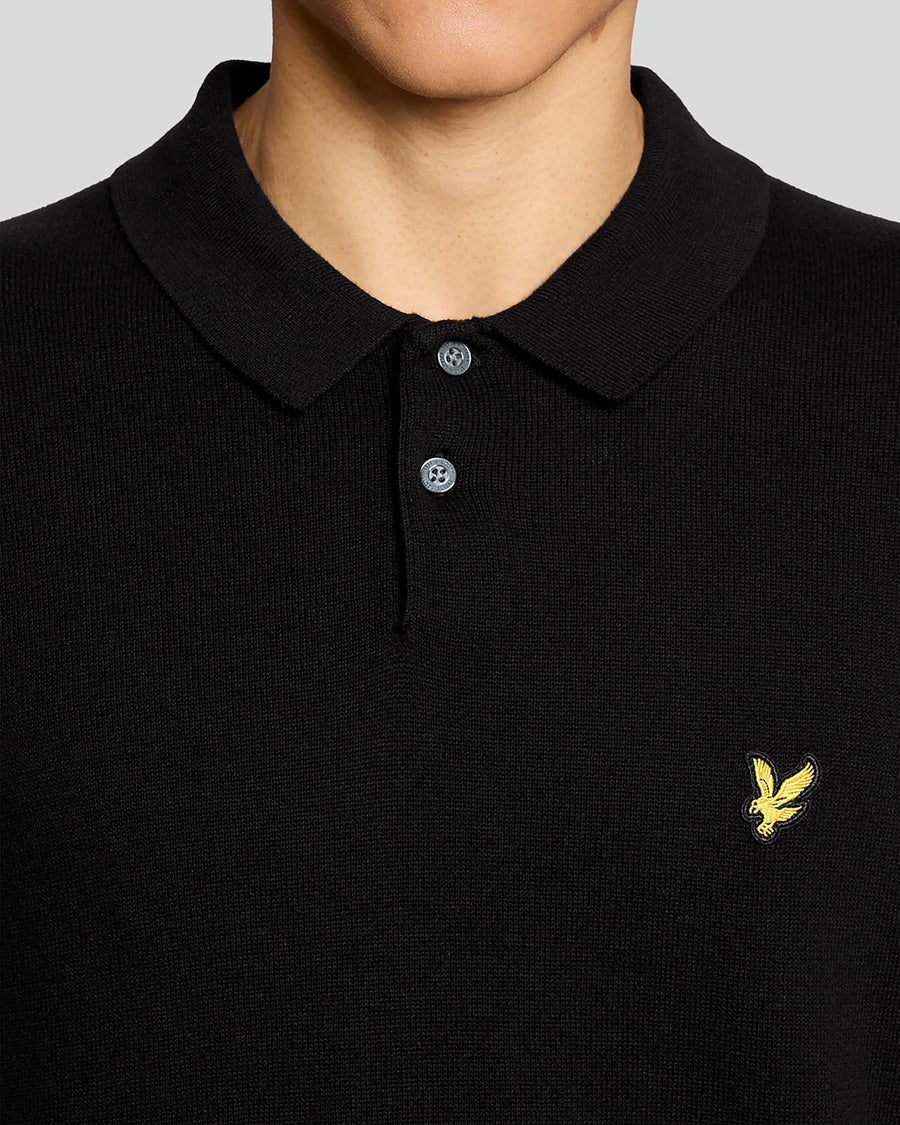 Uomo con polo in maglia di cotone color nero corvino
